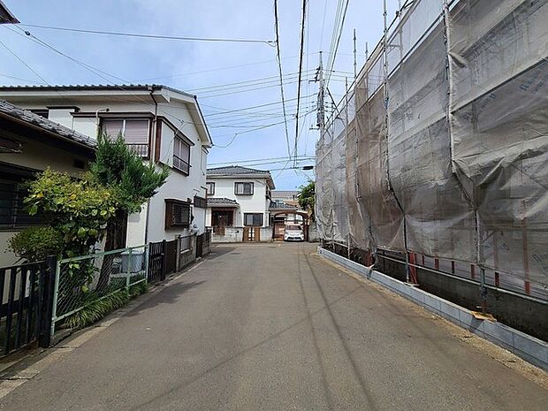 戸建てが立ち並ぶ静かな住宅街。四季折々の移り変わりを感じながら自然と楽しみ、暮らす、そんな毎日を日々の中で感じられる住環境 