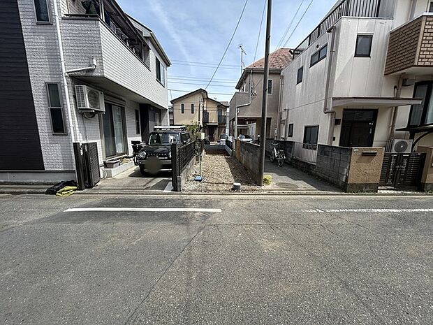 目の前の道路は5.46mあるので、車の通行や駐車もスムーズに行えます。