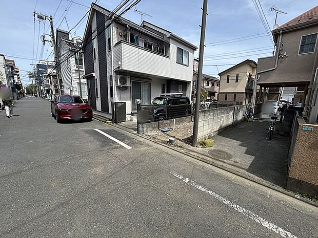 戸建てが立ち並ぶ静かな住宅街。四季折々の移り変わりを感じながら自然と楽しみ、暮らす、そんな毎日を日々の中で感じられる住環境 