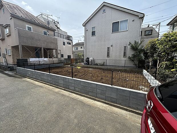 東側も道路で空いている為、奥まった敷地ですが解放感がございます。