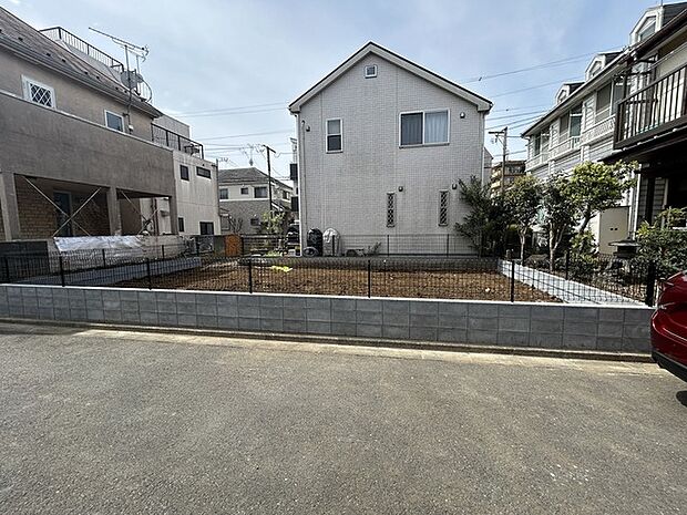 戸建てが立ち並ぶ静かな住宅街。四季折々の移り変わりを感じながら自然と楽しみ、暮らす、そんな毎日を日々の中で感じられる住環境 