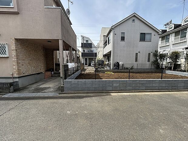 スーパーやコンビニが徒歩圏内に充実、日々のお買い物も安心な環境です。 