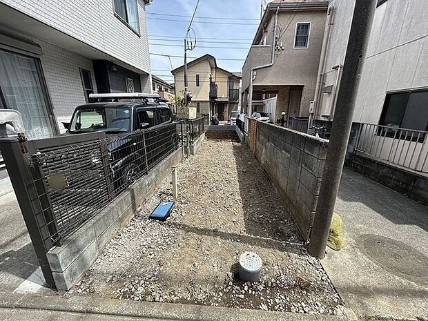 通りから入ったプライベート空間で落ち着いた雰囲気でお住いになる。敷地部分でお子様の遊ぶスペースや駐車スペースに活用できます。