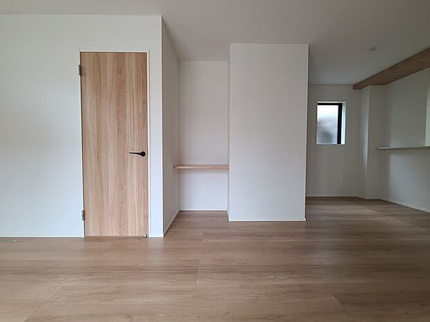 家族団欒のリビング。陽光差し込む食卓には家族の会話とスマイルが溢れます。いつまでもここで食卓を囲みたくなる、そう感じさせてくれるスペース。 