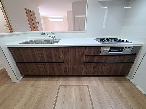 リビングにいる家族の顔が見渡せるカウンターキッチン。お料理もより一層おいしく、楽しく。食器棚を背面に設置しても十分な広さを確保しています。 