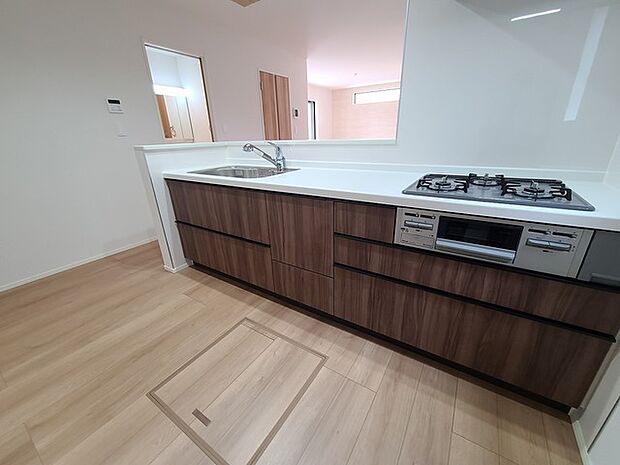 リビングにいる家族の顔が見渡せるカウンターキッチン。お料理もより一層おいしく、楽しく。食器棚を背面に設置しても十分な広さを確保しています。 