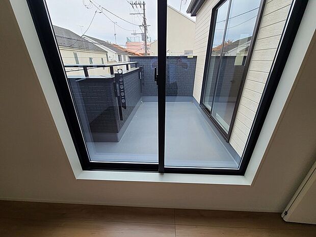 広めのバルコニーは風通しも良くお洗濯物もしっかりと干すことができます！ 