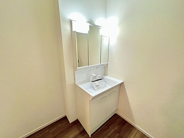 お出かけ前の身だしなみに一歩差がつく三面鏡。ミラー裏にはたっぷり収納もございます。