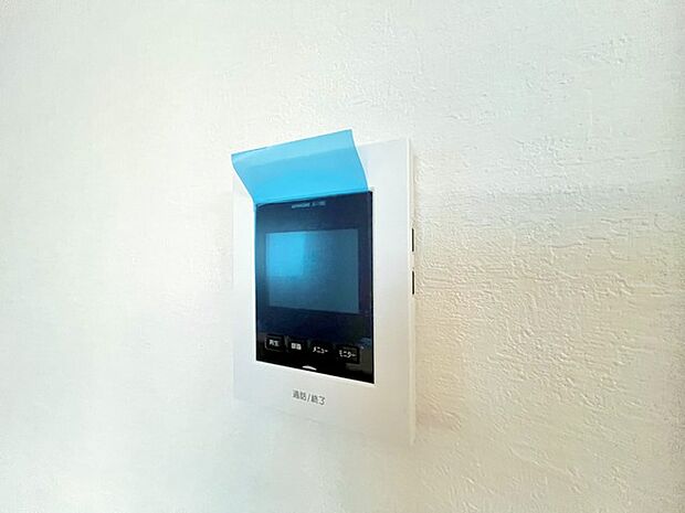 録画機能もあり、どのような人が何時に来訪されたのかが分かります。防犯上はもちろん、お届け物などの把握にも便利です。ライトが付いているので、夜間でも安心です。