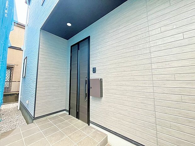 玄関はおうちの顔とも呼ばれる重要な場所!明るくスッキリと見える空間で住まう人を見送り、出迎えてくれます。