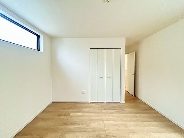 衣類の整理整頓に嬉しいクローゼット付きのお部屋。お子様のお部屋としても便利です。