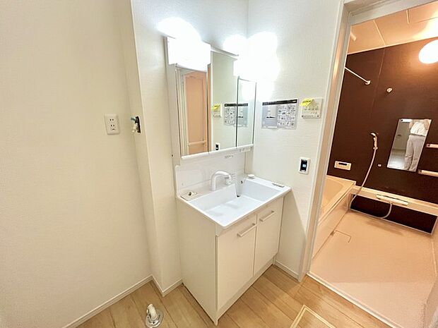 お出かけ前の身だしなみに一歩差がつく三面鏡。ミラー裏にはたっぷり収納もございます。 