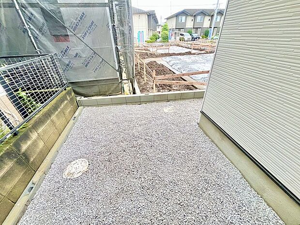 戸建てならではのお庭スペース。BBQやガーデニング、お子様のプールなど、、、、様々な楽しみ方ができるプライベート空間。ご家族皆さままで思いっきりお楽しみください。