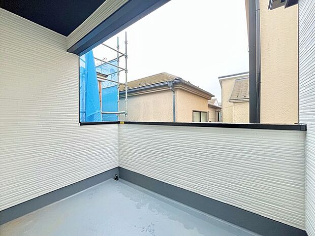 南側のお部屋から出入りできる、奥行きのあるワイドバルコニー。心地よい陽射しと暖かな風を楽しむことが出来ます。