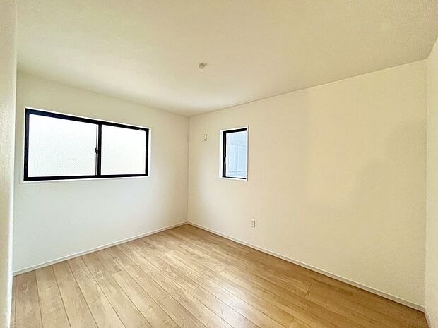 大きな開口部から明るい光が差し込む、日中の室内の明るさがこの部屋の魅力です。