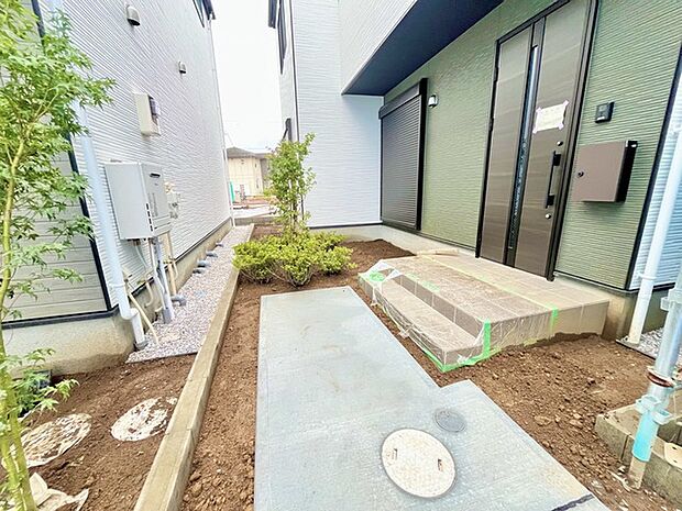 戸建てならではのお庭スペース。BBQやガーデニング、お子様のプールなど、、、、様々な楽しみ方ができるプライベート空間。ご家族皆さままで思いっきりお楽しみください。 