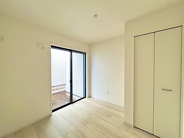 大きな開口部から明るい光が差し込む、日中の室内の明るさがこの部屋の魅力です。