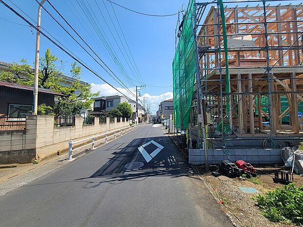 戸建てが立ち並ぶ静かな住宅街。四季折々の移り変わりを感じながら自然と楽しみ、暮らす、そんな毎日を日々の中で感じられる住環境
