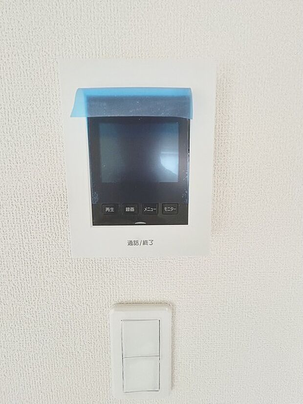 録画機能もあり、どのような人が何時に来訪されたのかが分かります。防犯上はもちろん、お届け物などの把握にも便利です。ライトが付いているので、夜間でも安心です。