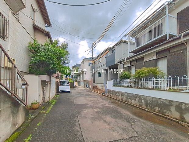戸建てが立ち並ぶ静かな住宅街。四季折々の移り変わりを感じながら自然と楽しみ、暮らす、そんな毎日を日々の中で感じられる住環境