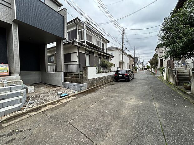 6m幅員の道路に面しておりお車の運転が苦手な方でも安心して出入りいただけます。
