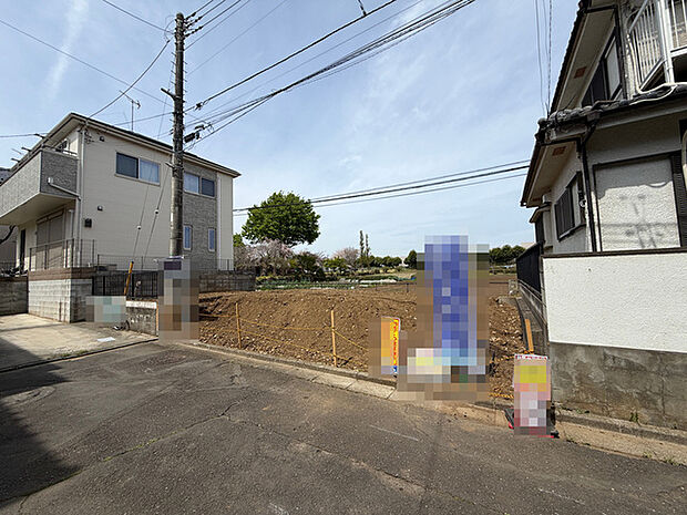 戸建てが立ち並ぶ静かな住宅街。四季折々の移り変わりを感じながら自然と楽しみ、暮らす、そんな毎日を日々の中で感じられる住環境