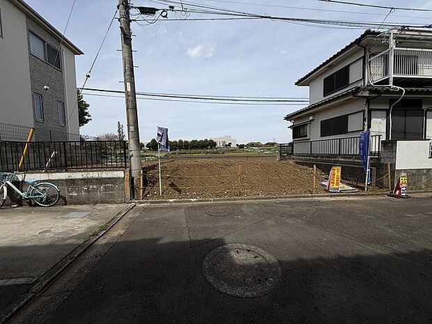 戸建てが立ち並ぶ静かな住宅街。四季折々の移り変わりを感じながら自然と楽しみ、暮らす、そんな毎日を日々の中で感じられる住環境