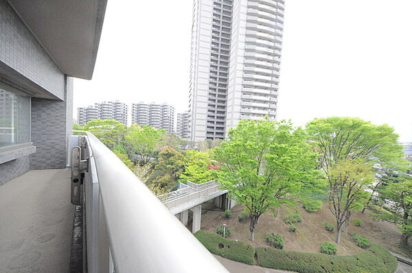 窓から眺める風景は一日の疲れを癒すヒーリングを奏でる、心地の良い時間を演出してくれます。室内も重要ですが、周りの環境もマイホーム選びの大事なポイント