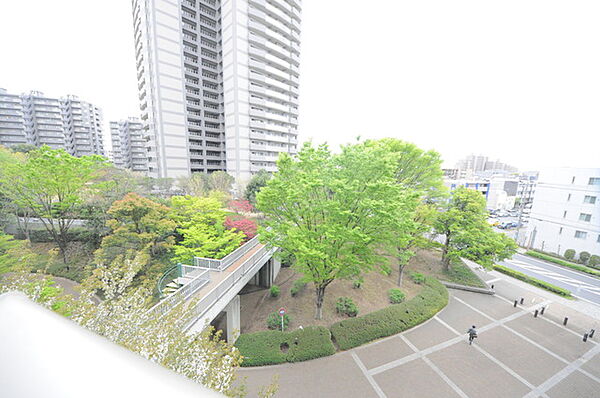 窓から眺める風景は一日の疲れを癒すヒーリングを奏でる、心地の良い時間を演出してくれます。室内も重要ですが、周りの環境もマイホーム選びの大事なポイント
