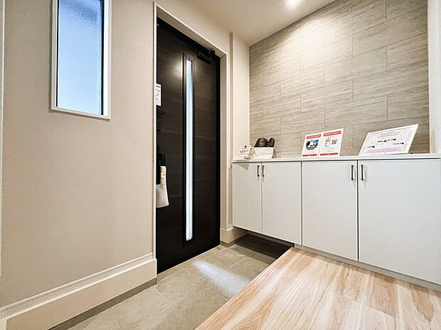 明るく開放的な玄関、靴の脱ぎ履きもしやすく、収納も豊富でご家族皆様の靴をスッキリ収納できます。 