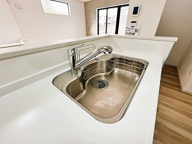 一杯の水も楽しめる浄水器があるシステムキッチン。 