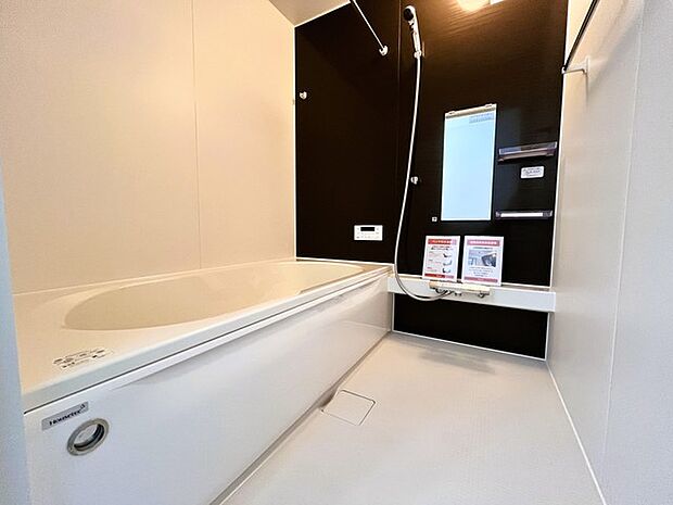 一緒にお風呂に入っている子供達の声がリビングまで聞こえてきそうな広々とした1坪バス 