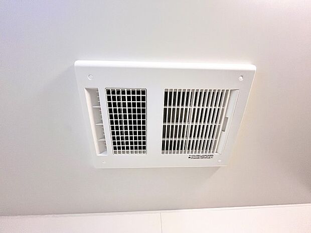 花粉や雨の日、寒い冬の時期に嬉しい浴室乾燥機。換気機能で入浴時に湿気を換気しカビの防止にもなります。  