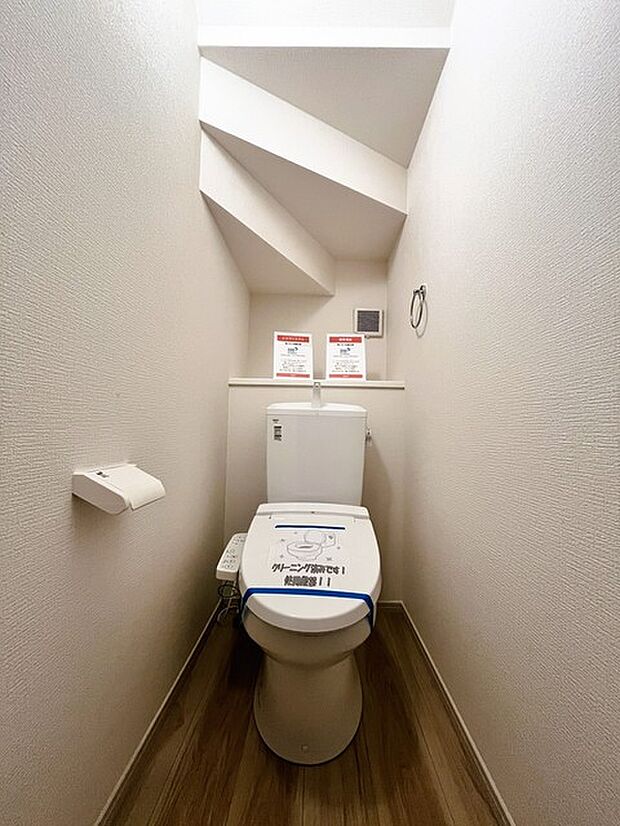 ウォシュレット機能付きのトイレ。換気のしやすい窓付きで、収納もあり実用性も兼ね備えた造り。 