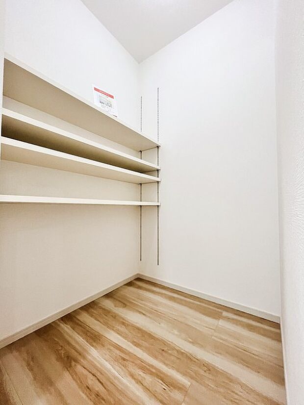 キッチン横のパントリー