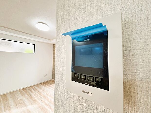 録画機能もあり、どのような人が何時に来訪されたのかが分かります。防犯上はもちろん、お届け物などの把握にも便利です。ライトが付いているので、夜間でも安心です。  