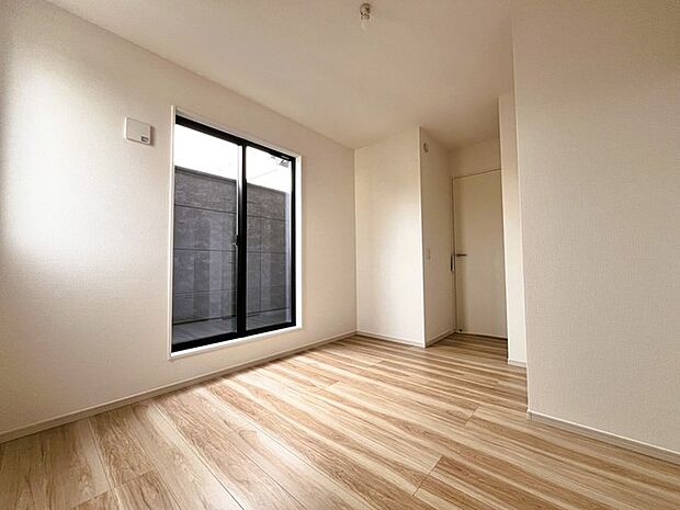 今からここを誰のお部屋にしようか、そんな洋室。大きさは5.3帖です。 