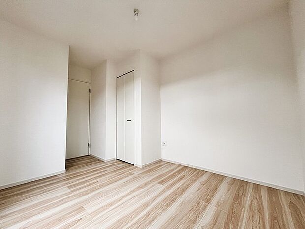 どんな家具にでも相性が良い清潔感ある白色調のクロスを採用。主張しすぎない配色、耐久性にも優れた床材は日々のメンテナンスも楽に、快適に過ごして頂けるよう考えられています。 