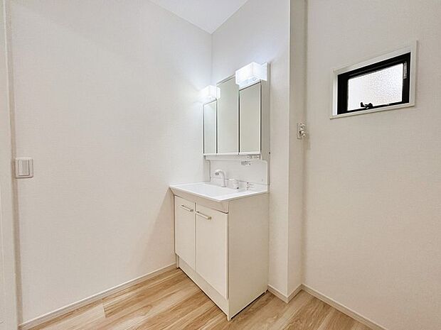 ゆとりの洗面スペースで朝の身支度もスムーズに行えます。 