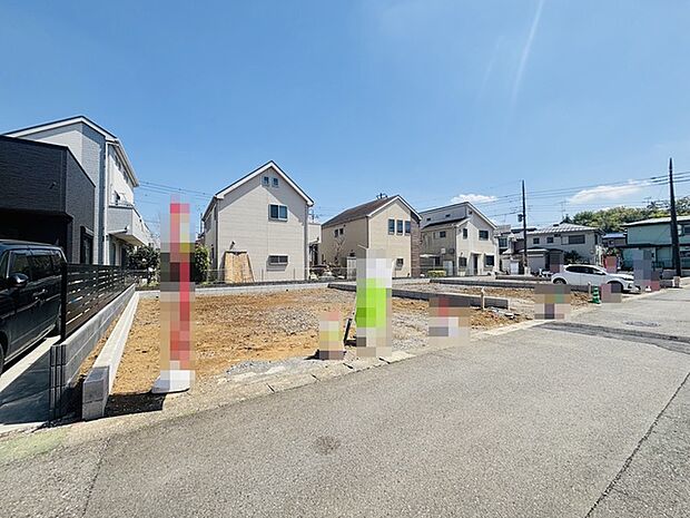 戸建てが立ち並ぶ静かな住宅街。四季折々の移り変わりを感じながら自然と楽しみ、暮らす、そんな毎日を日々の中で感じられる住環境