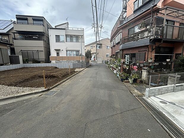 東側4.8mの公道です。車通りも少なく閑静な住宅街です。