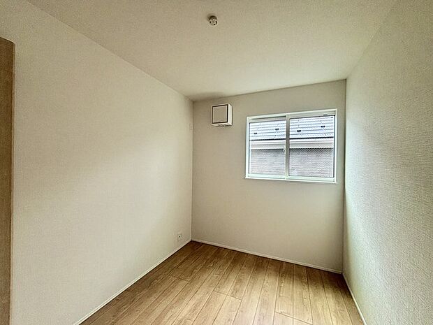 衣類の整理整頓に嬉しいクローゼット付きのお部屋。お子様のお部屋としても便利です。 