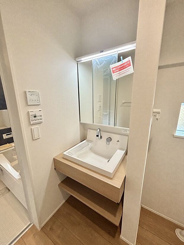 お出かけ前の身だしなみに一歩差がつく三面鏡。ミラー裏にはたっぷり収納もございます。 