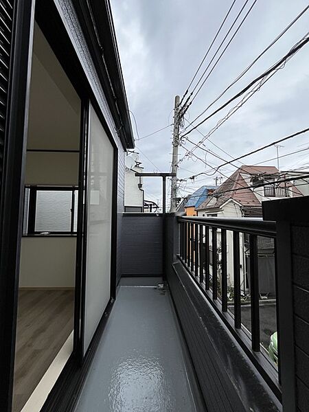 陽ざしが差込む明るいバルコニー。奥行きのあるバルコニーはお洗濯時に助かります。
