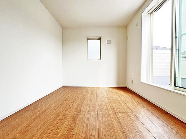 大きな開口部から明るい光が差し込む、日中の室内の明るさがこの部屋の魅力です。
