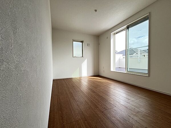 今からここを誰のお部屋にしようか、そんな洋室。大きさは7帖です。