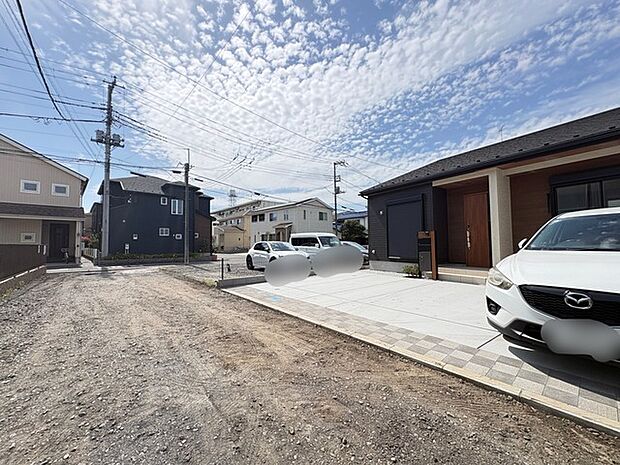 前面道路は広く、駐車がしやすいです。駐車スペース3台分ございます。