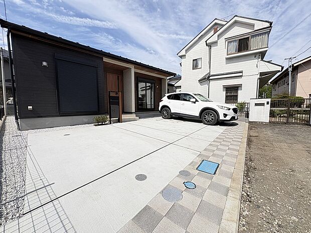 セカンドカーや来客時にも便利なカースペース3台分ございます。