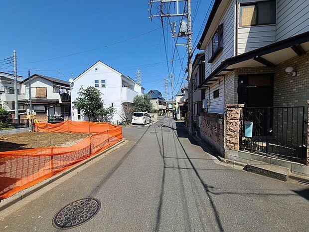 戸建てが立ち並ぶ静かな住宅街。四季折々の移り変わりを感じながら自然と楽しみ、暮らす、そんな毎日を日々の中で感じられる住環境