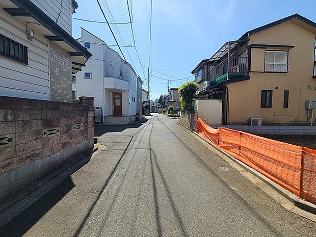 戸建てが立ち並ぶ静かな住宅街。四季折々の移り変わりを感じながら自然と楽しみ、暮らす、そんな毎日を日々の中で感じられる住環境